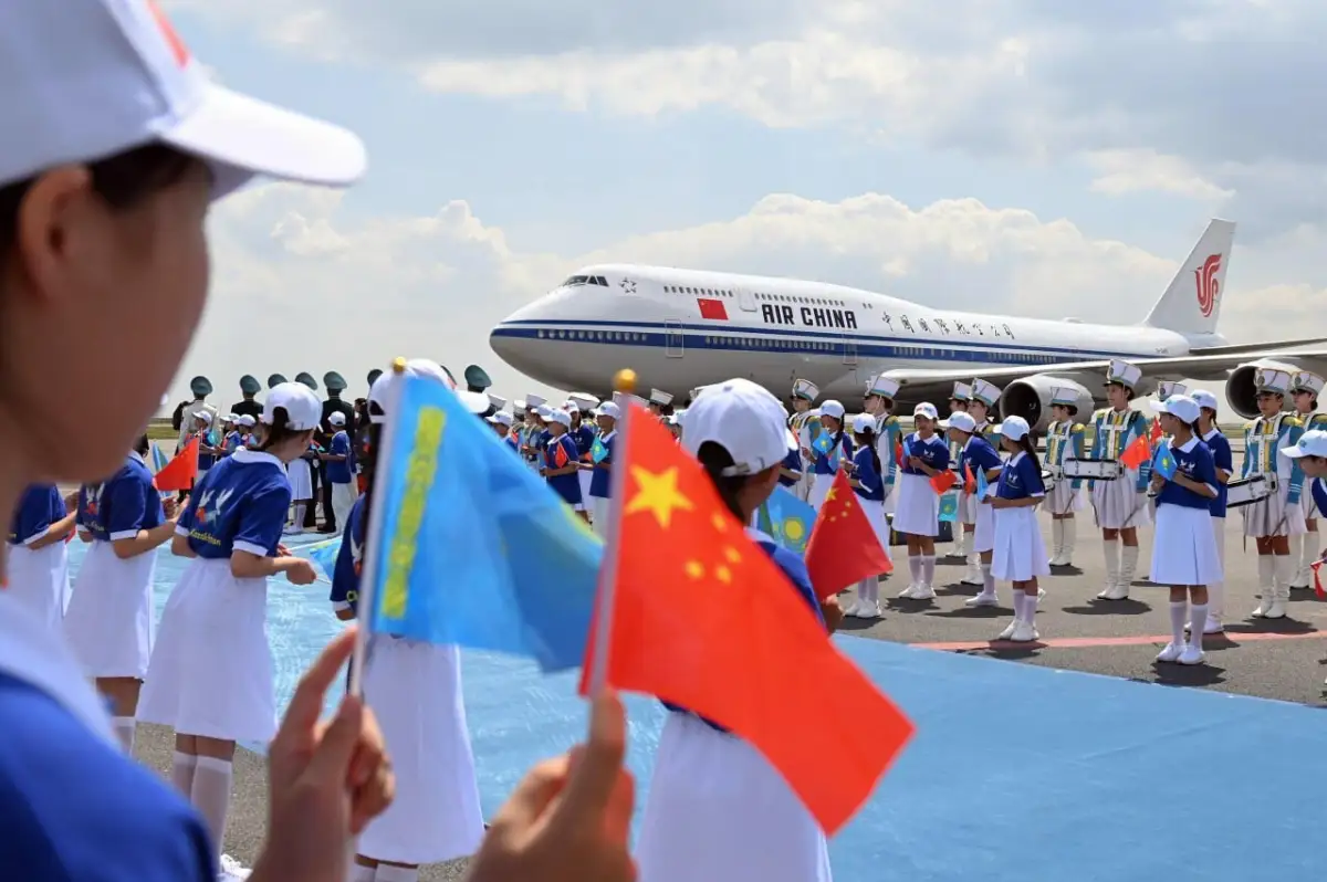 Яркую встречу организовали для Председателя КНР в аэропорту Астаны