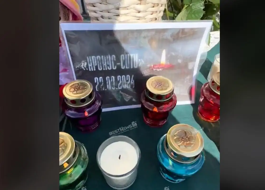 Горожане несут цветы и свечи к посольству России в Астане