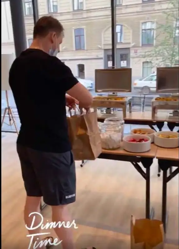 Карантин на ЧМ2021 в Латвии: игроки сборной Казахстана ходят за едой с пакетами - видео