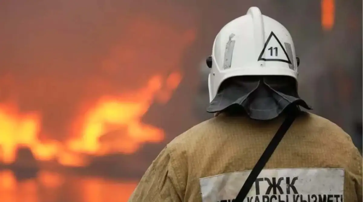 В Астане загорелся магазин на первом этаже жилого дома