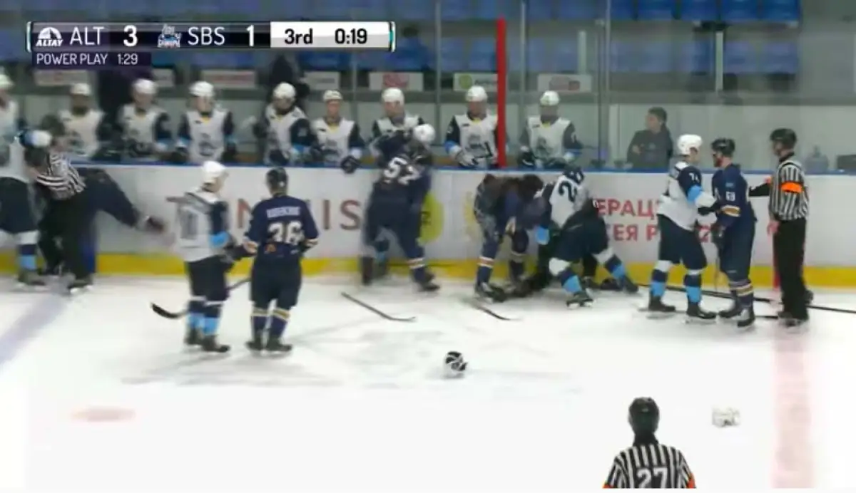 Ледовое позорище: 258 минут штрафа выписали "Алтай" и "Сибирским снайперам" за драки