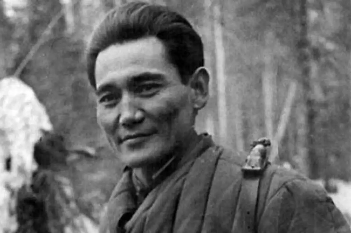 "Я принял решение присвоить звание «Халық қаһарманы» Бауыржану Момышулы" - Президент Казахстана 