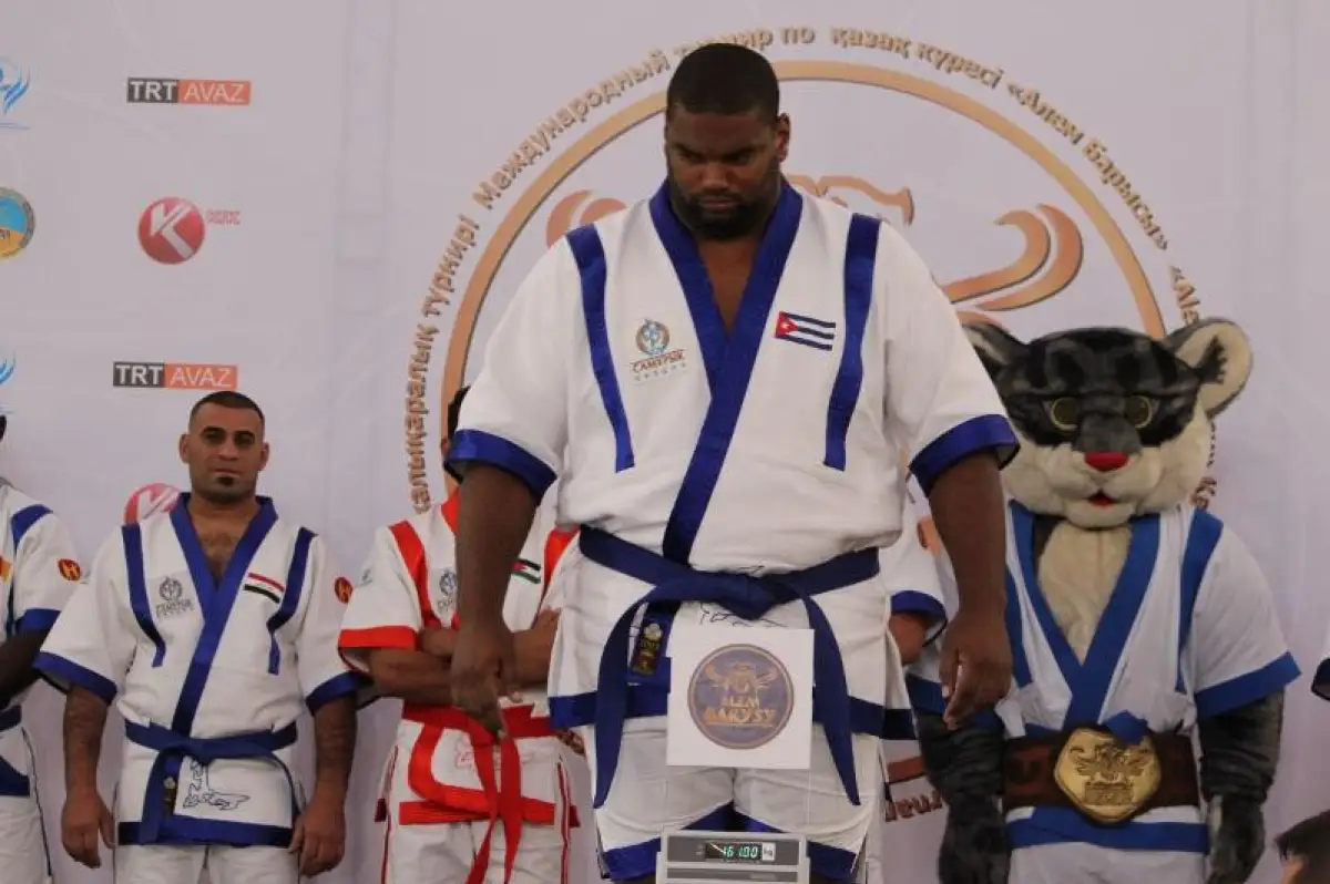 «Әлем барысы» Оскар Рене открыл на Кубе секции казах күресі