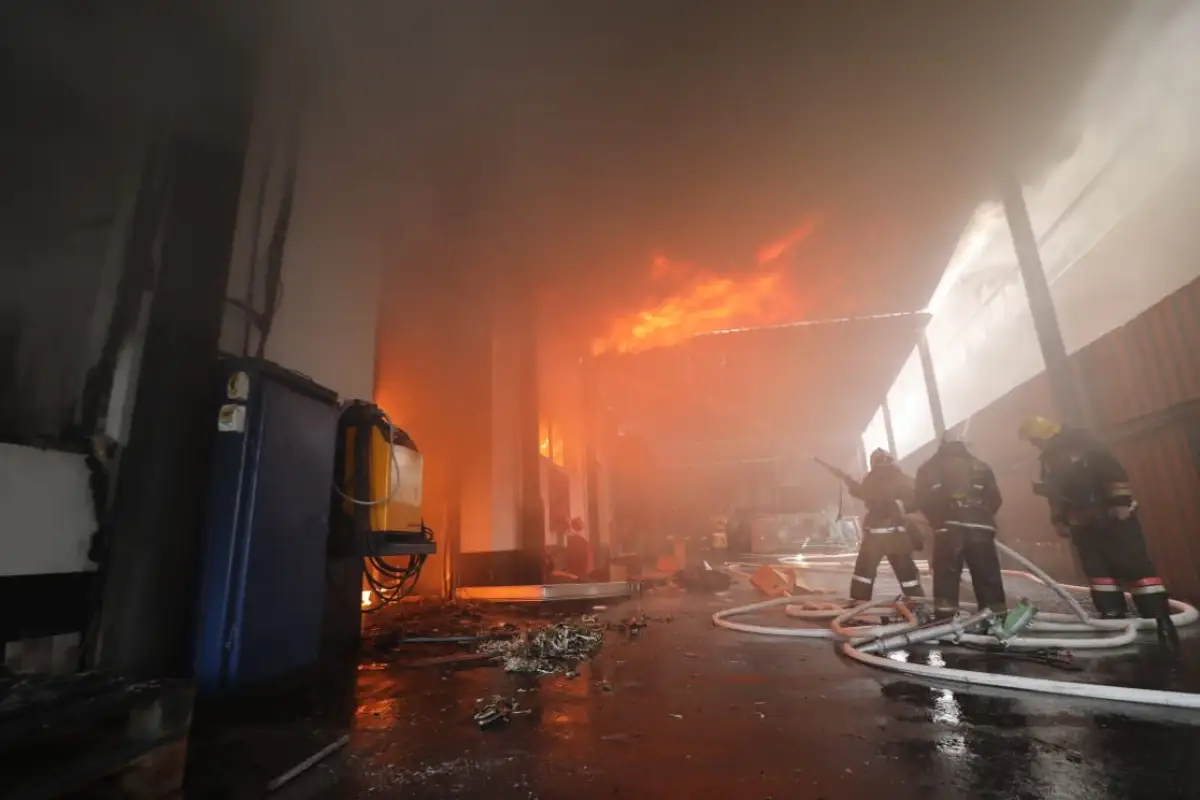 В Алматы на горевшие склады сбросили 39 тонн воды