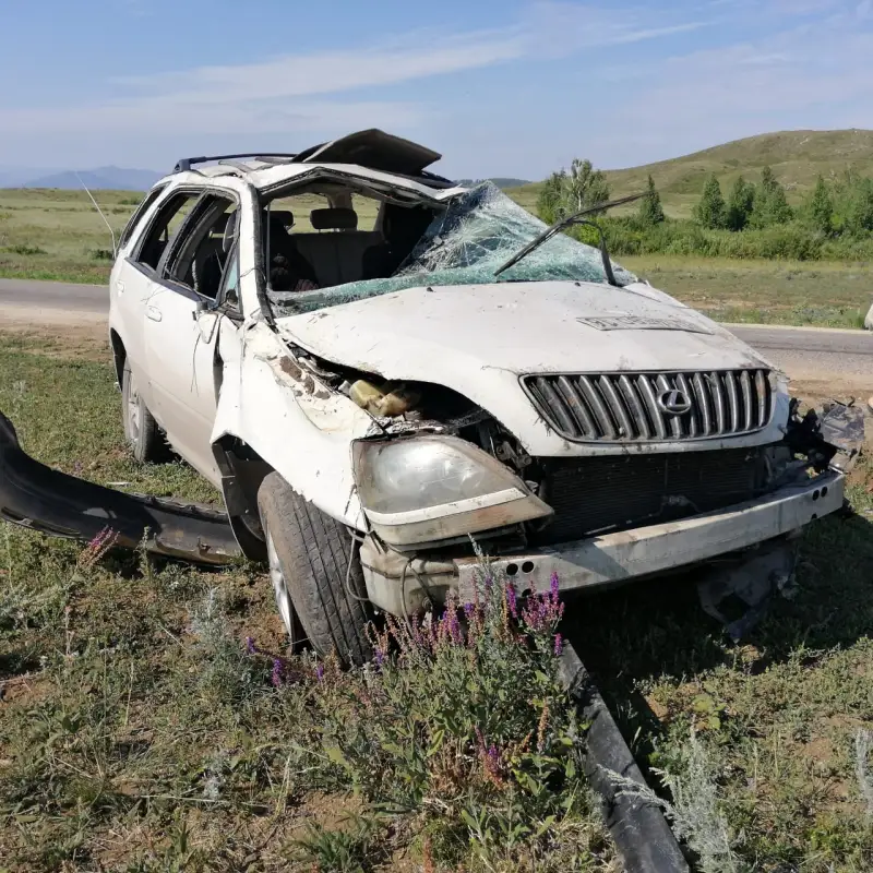 Две женщины выжили после опрокидывания «Lexus» на выезде из Усть-Каменогорска, но водитель попала под следствие 