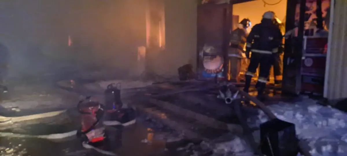 Видео: в Актобе горел крытый рынок «Алан»