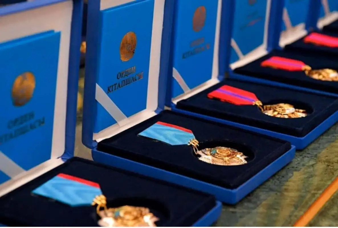 Президент Казахстана наградил госнаградами группу казахстанцев и военнослужащих