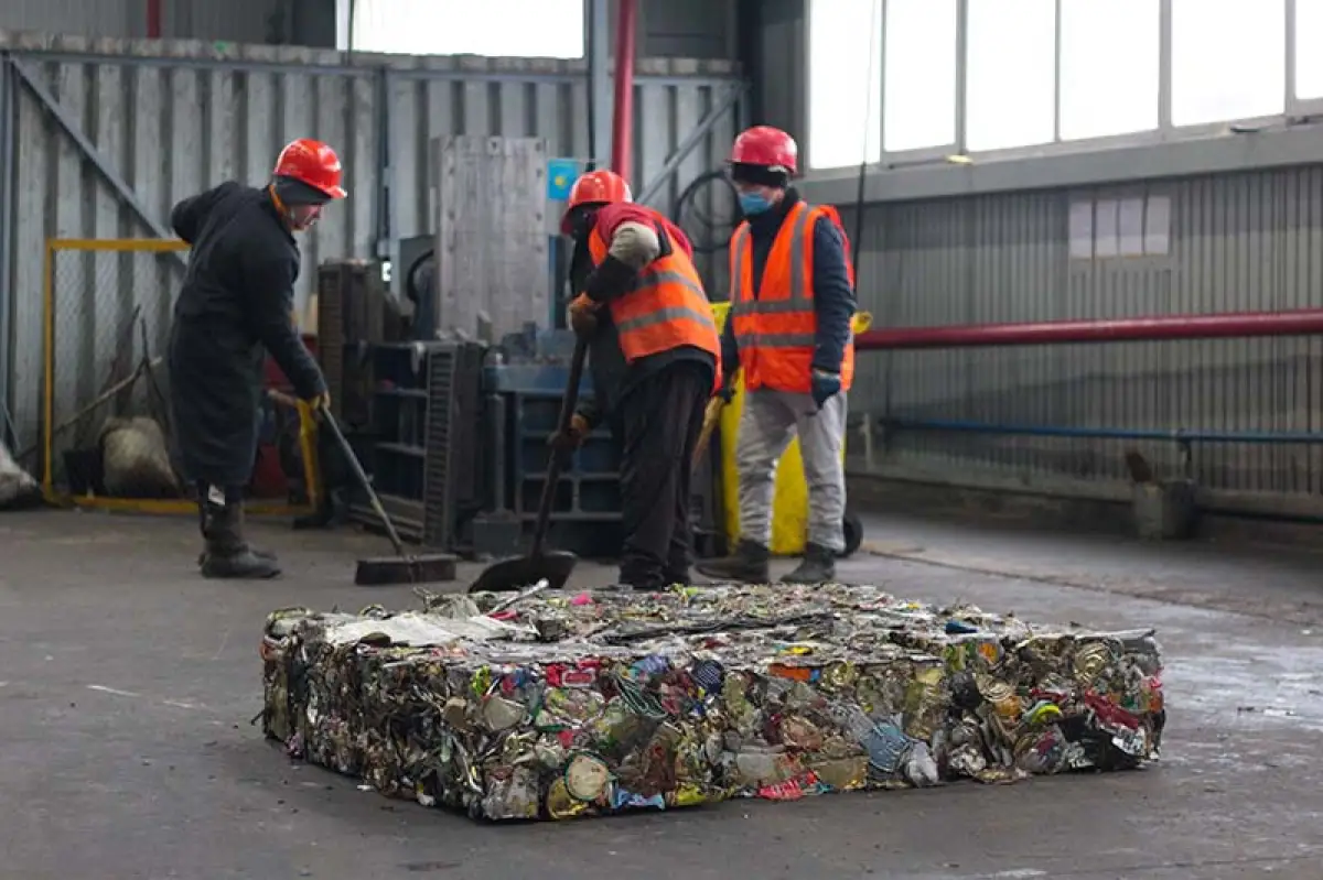 Депутаты маслихата Алматы посетили мусоросортировочный завод