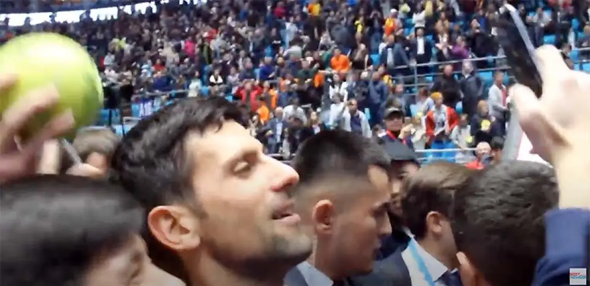 Видео: как охрана спасла Новака Джоковича от зрителей в Нур-Султане