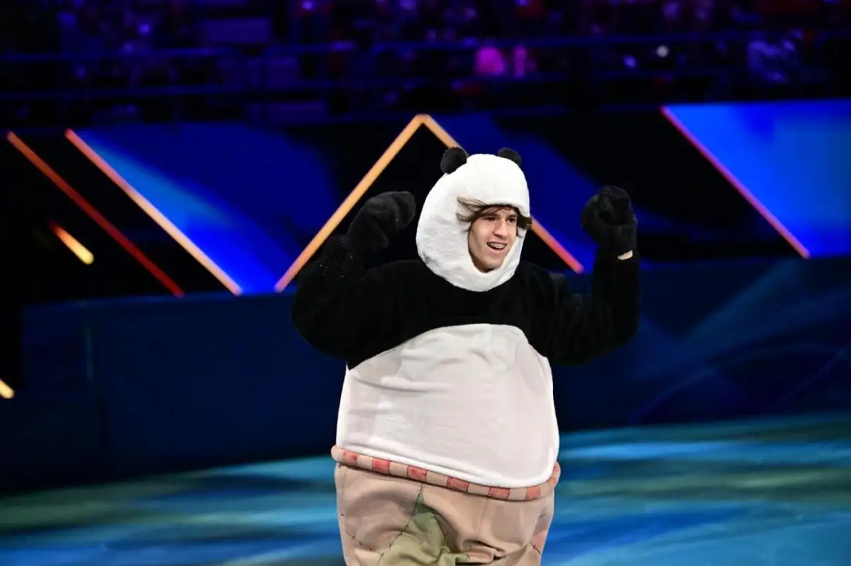 Джеки Чан вынес для Шайдорова плюшевых панд