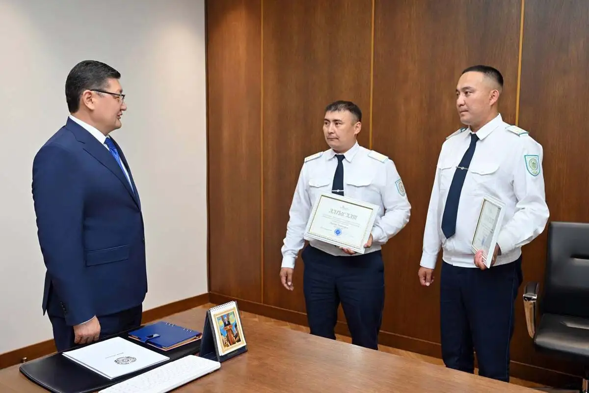 Аким области Абай наградил полицейских, нашедших пропавшего мальчика
