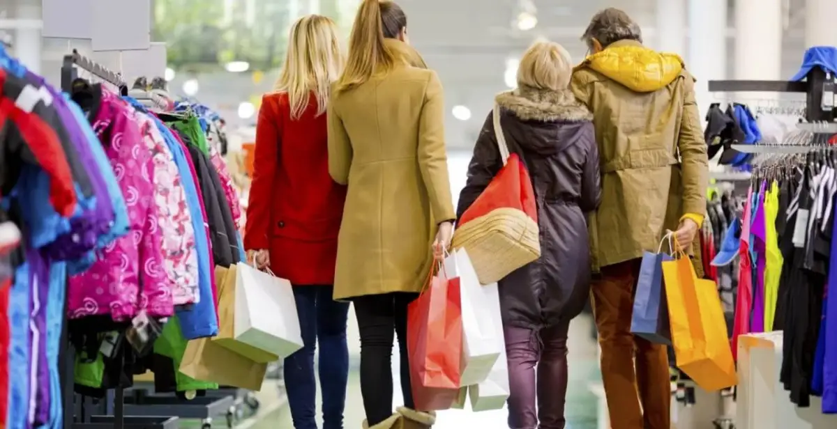 Сколько казахстанцы и россияне тратят на шопинг и туризм 