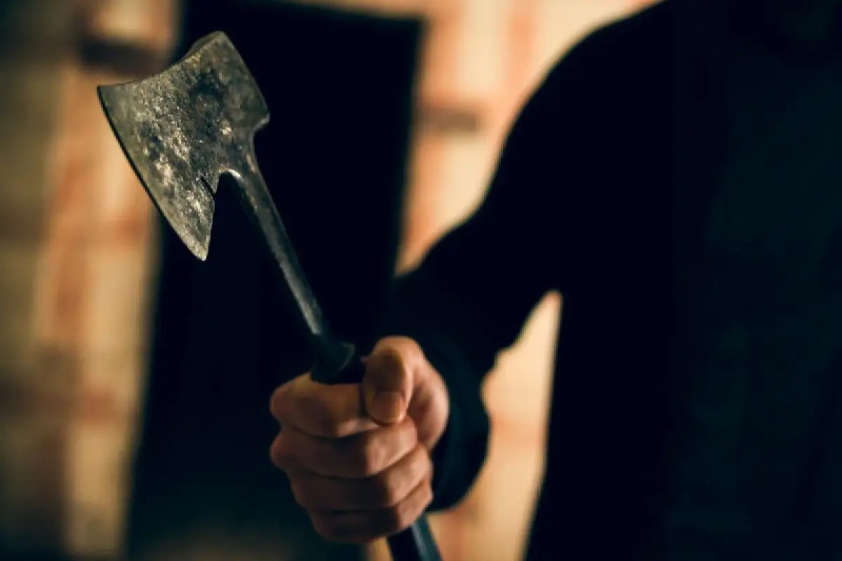 В Нур-Султане водитель-должник набросился  на судоисполнителя с топором