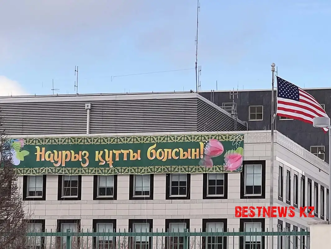 На здании посольства США в Нур-Султане появился праздничный банер по случаю Наурыз мейрамы - фото