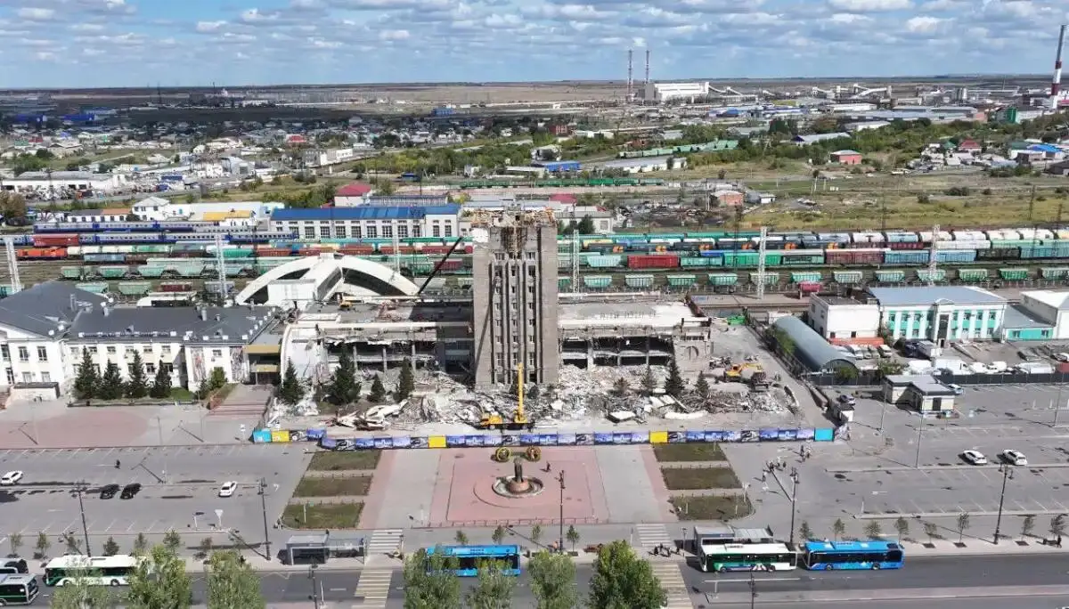 «Будет отдельная фуд-зона». Когда завершат ремонт ж/д вокзала в Астане