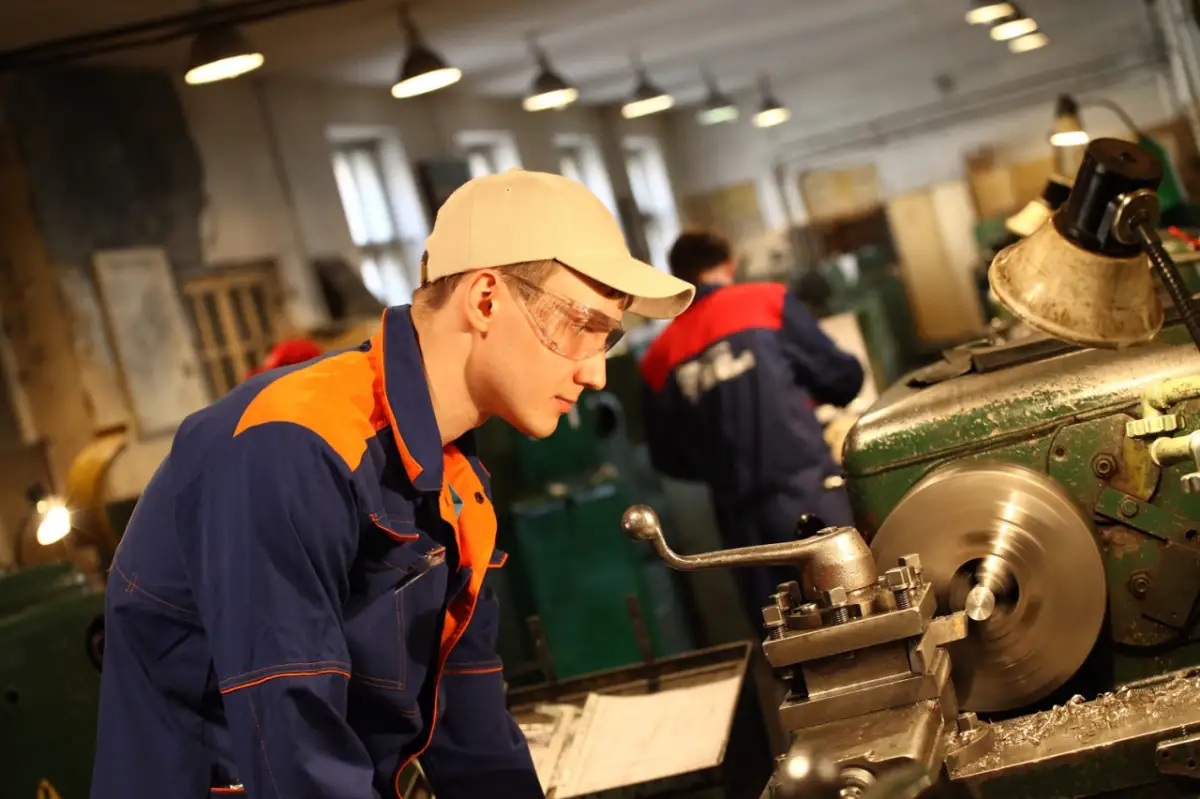 2025 год в Казахстане объявлен Годом рабочих профессий