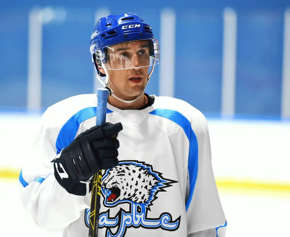 Просидевший в глубоком запасе Семёнов будет тренировать защитников "Барыса"