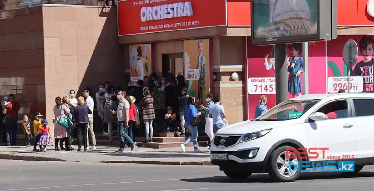 Астанчане выстроились в очереди в магазины и "обменники"