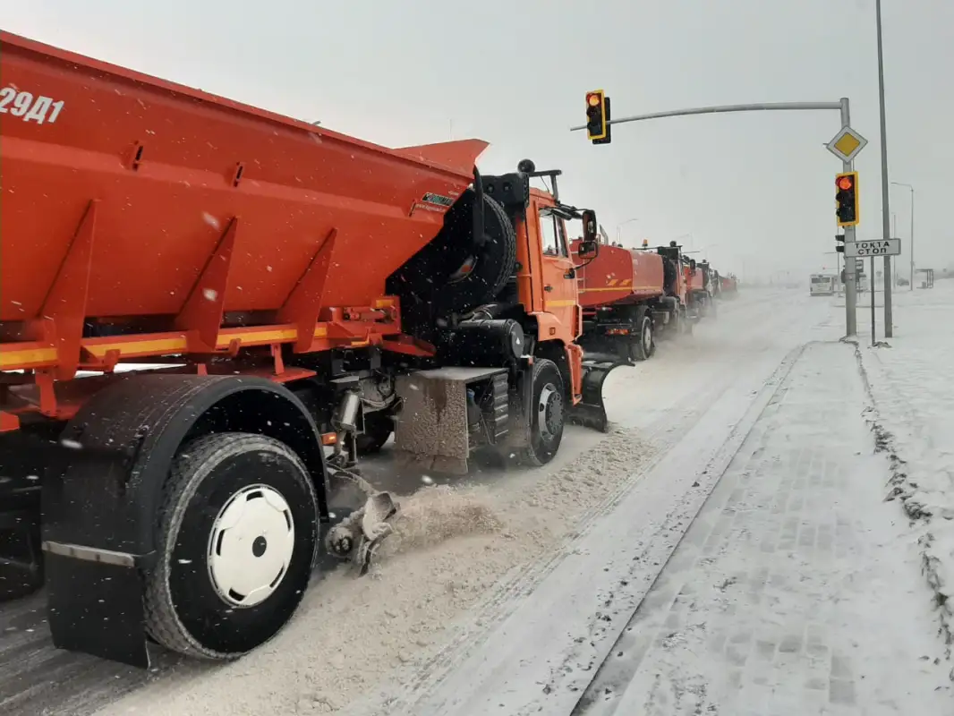 В столице 2000 дорожных рабочих убирают снег