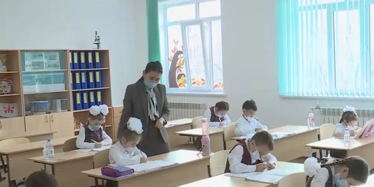 В Казахстане школьникам и студентам разрешили вернуться в школы и вузы
