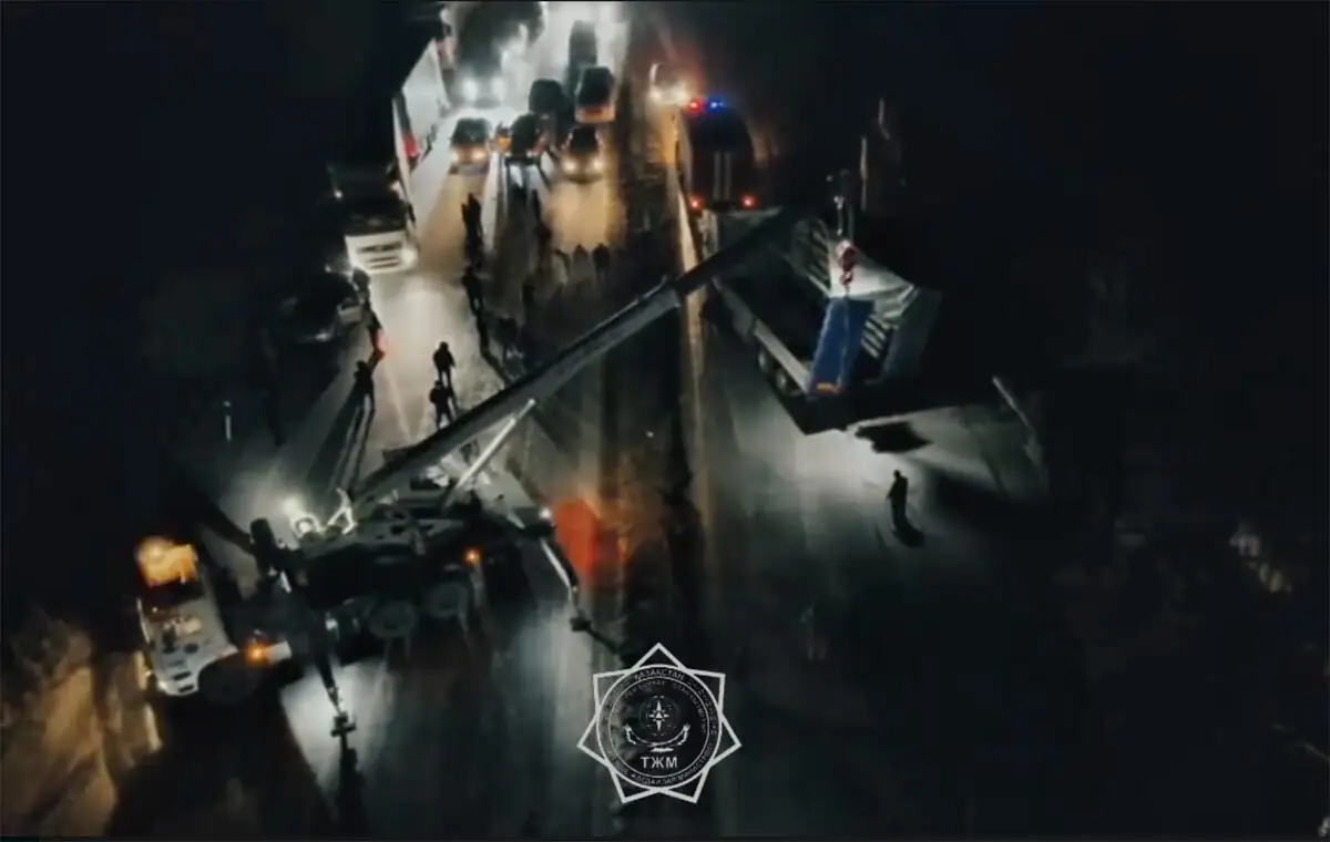 В Актобе опрокинулся большегруз