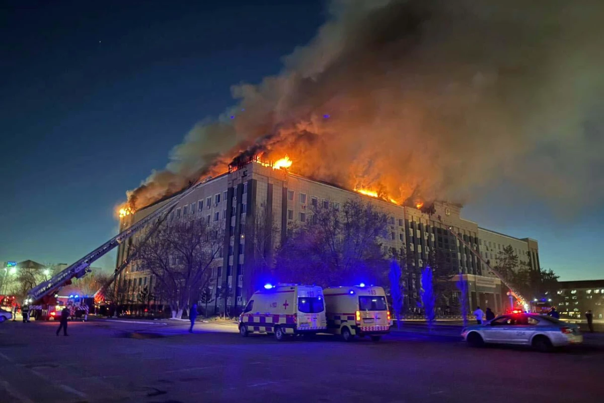 В Актобе тушат пожар в здании акимата