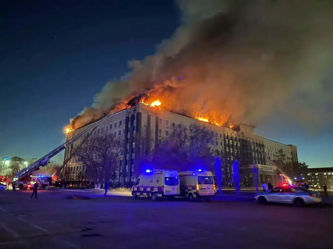 В Актобе тушат пожар в здании акимата