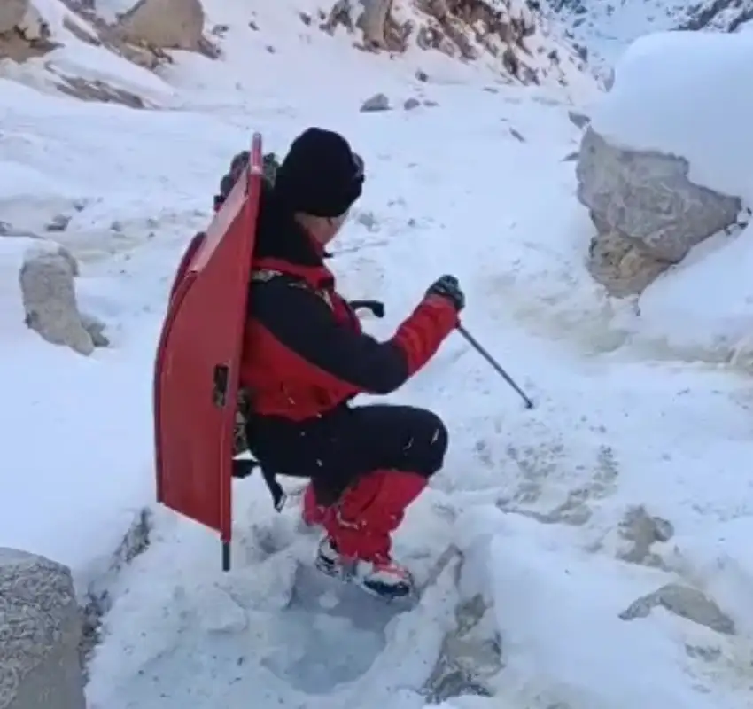 Найденный в горах Алматы мужчина умер 