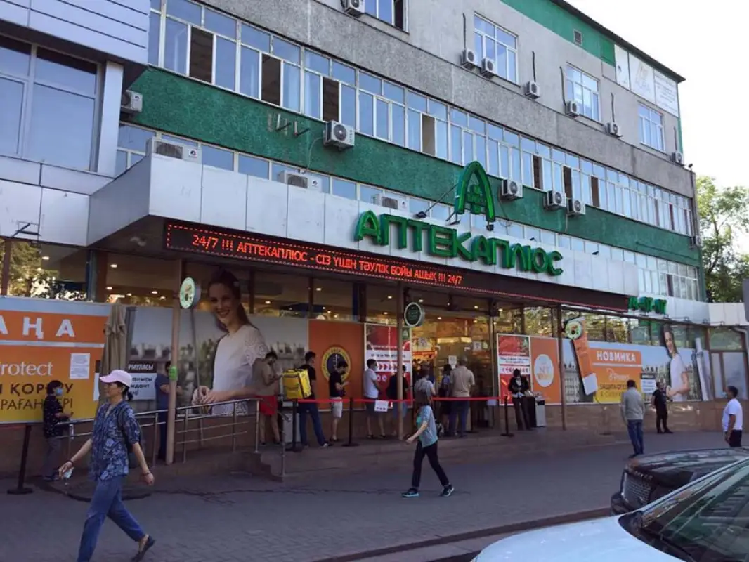 Нашли "крайних": Ассоциация фармдеятельности объяснила очереди в аптеках карантином