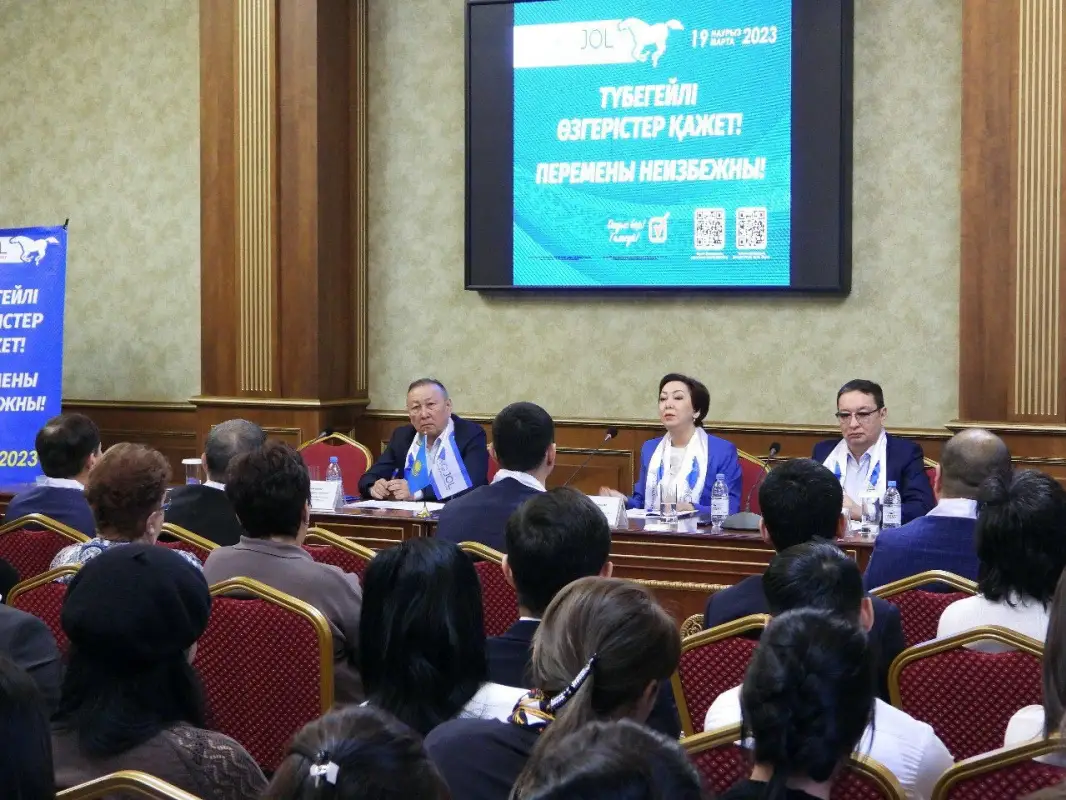 Члены «Ак жол» Дания Еспаева и Серик Ерубаев провели встречи с рабочими, банковскими служащими и предпринимателями в Атырау