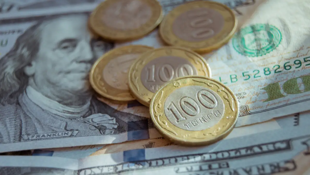 На торгах тенге снова подешевел к доллару