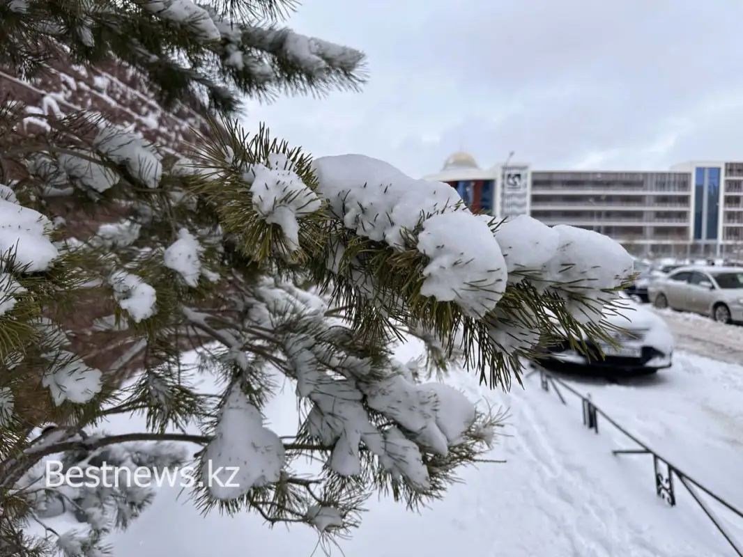 Снегопад в Астане продолжился, водителей призвали к осторожности