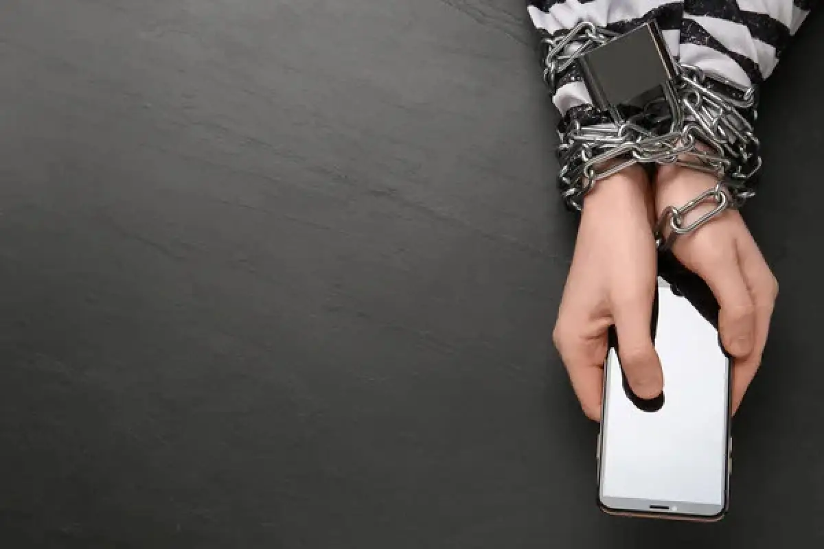 КС Казахстана проверит запрет телефонных переговоров для осужденных