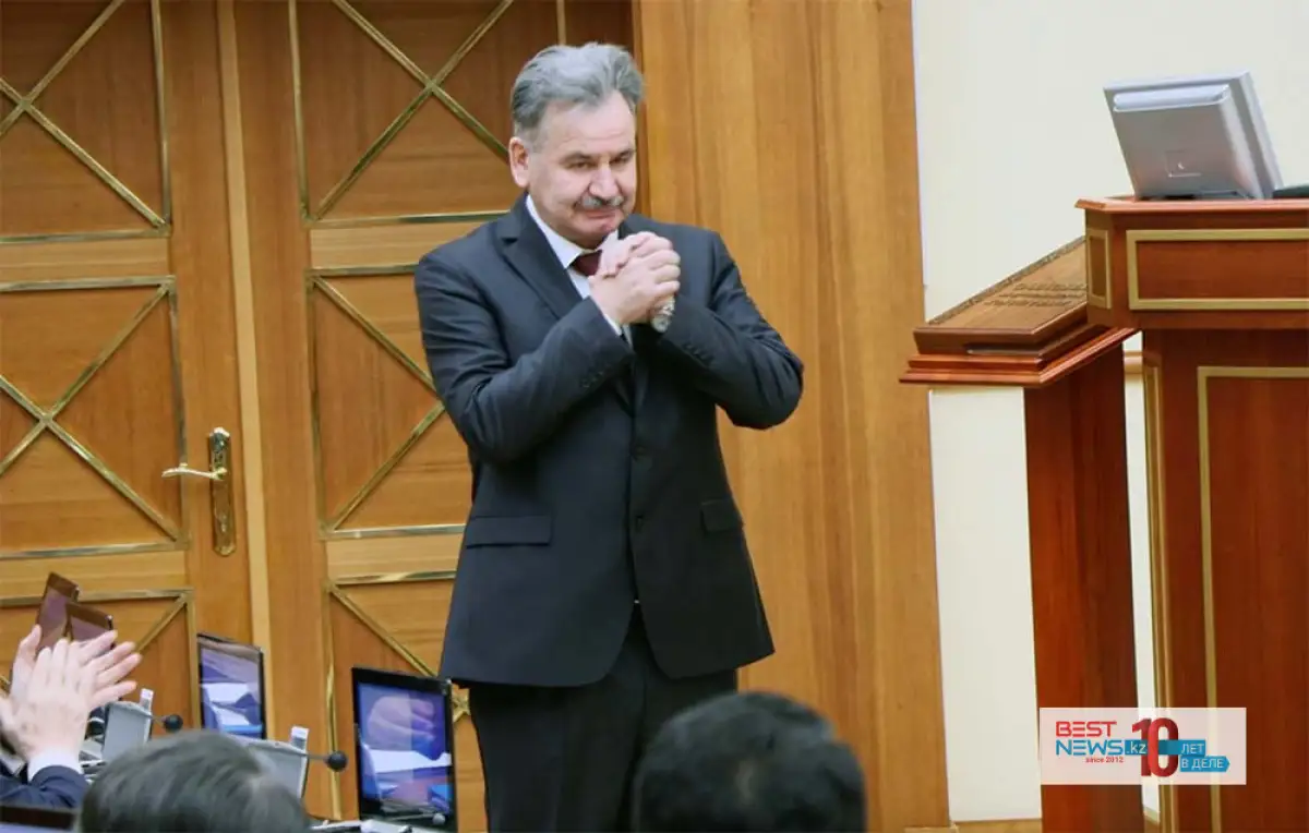 Дмитрий Лёгкий принес присягу и получил место в Комитете Мажилиса