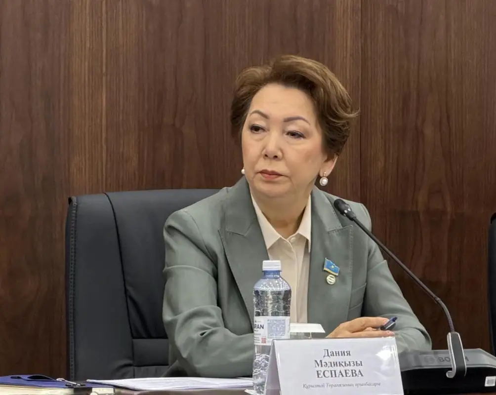 "Мы не обсуждали, кто какую обувь надел" - Дания Еспаева