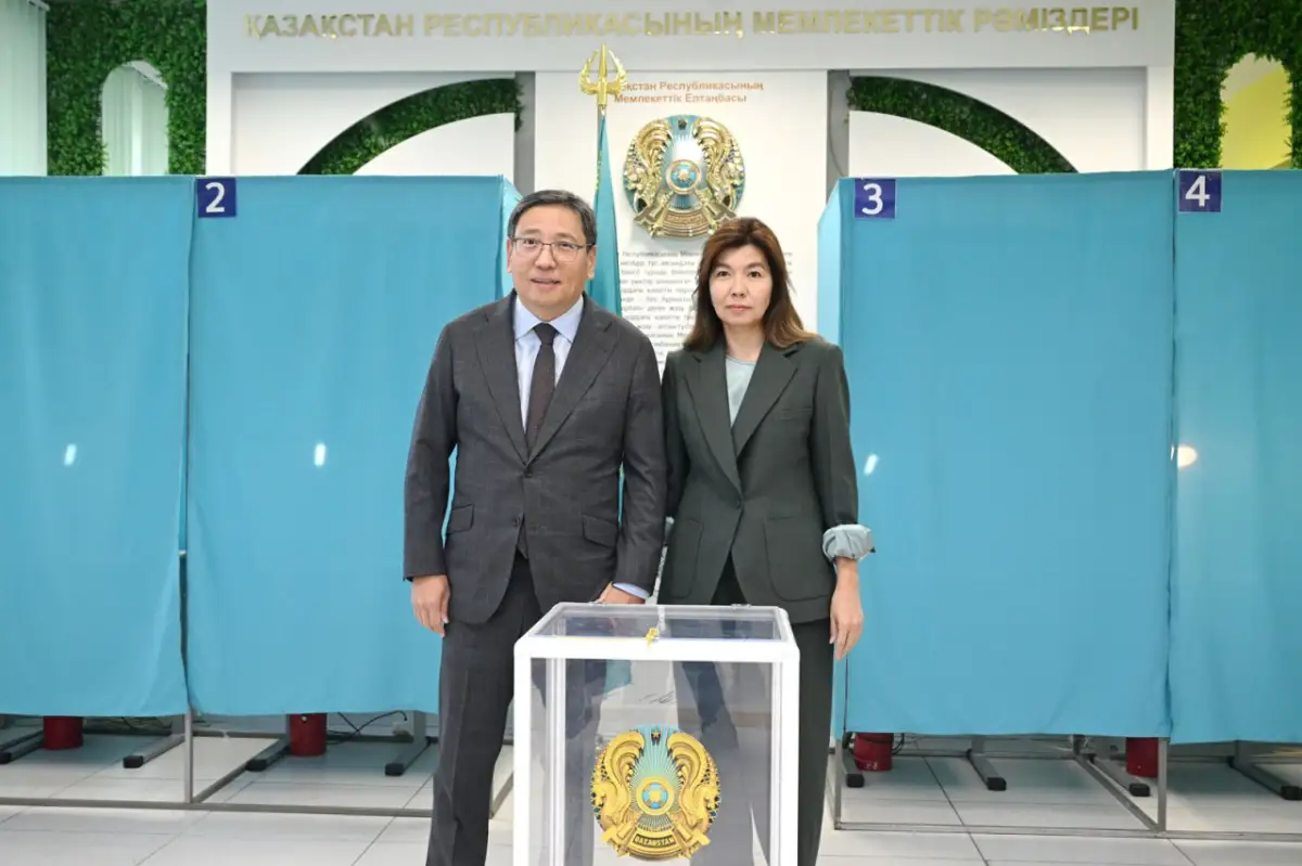 Аким Алматы вместе с супругой проголосовал на референдуме по строительству АЭС