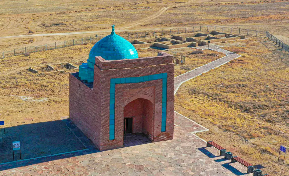 Президент Казахстана посетил мавзолей Джучи-хана и совершил молитву