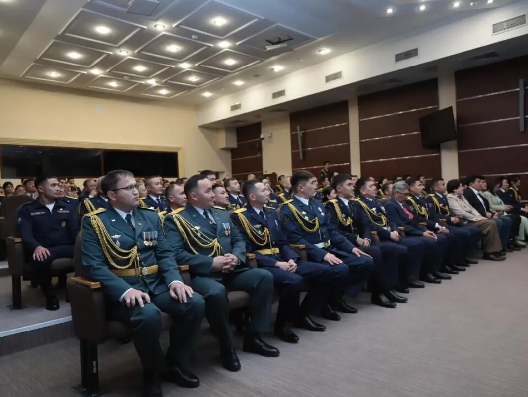 Министр по ЧС РК Чингис АРинов вручил госнаграды спасателям