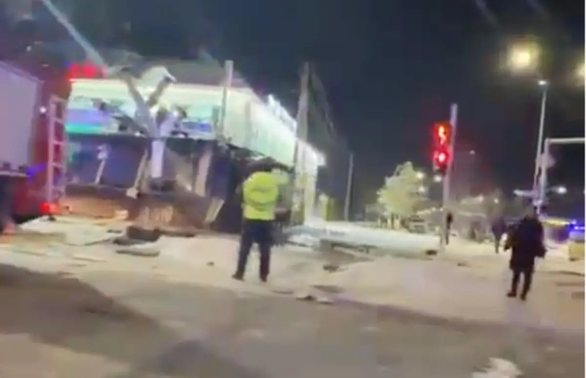 В Астане пожарные вынесли 5 газбаллонов из горевшей тандырной