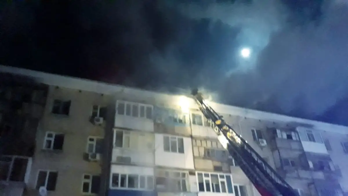 В Актобе загорелась крыша общежития, эвакуировано 200 жильцов