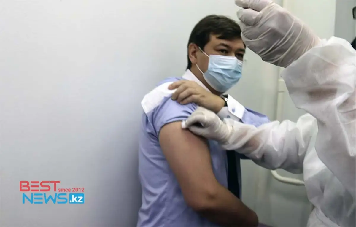 Главный санврач РК привился от коронавируса - видео
