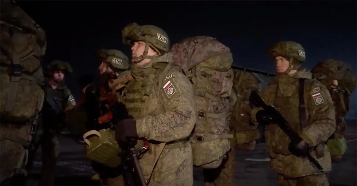 Российские десантники и другие миротворцы в составе сил ОДКБ покидают Алматы