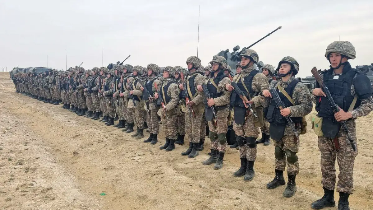 Части Вооруженных сил Казахстана подняли по тревоге