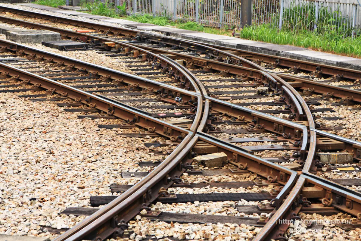 Загорелись даже шпалы: в Туркестанской области сошли грузовые вагоны