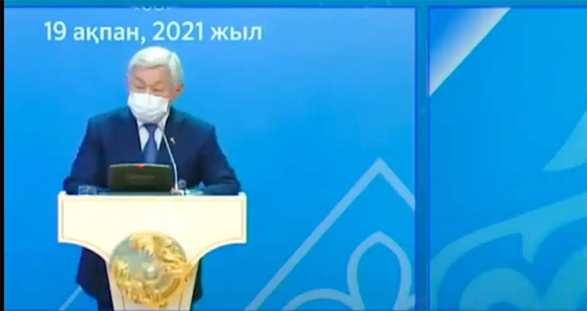 Во время выступления Бердибека Сапарбаева отвалился герб с трибуны