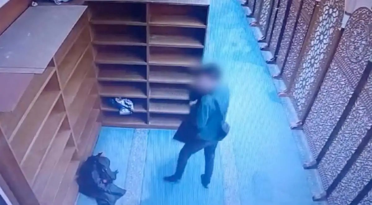 Житель Астаны украл обувь в мечети и попал на видеокамеры