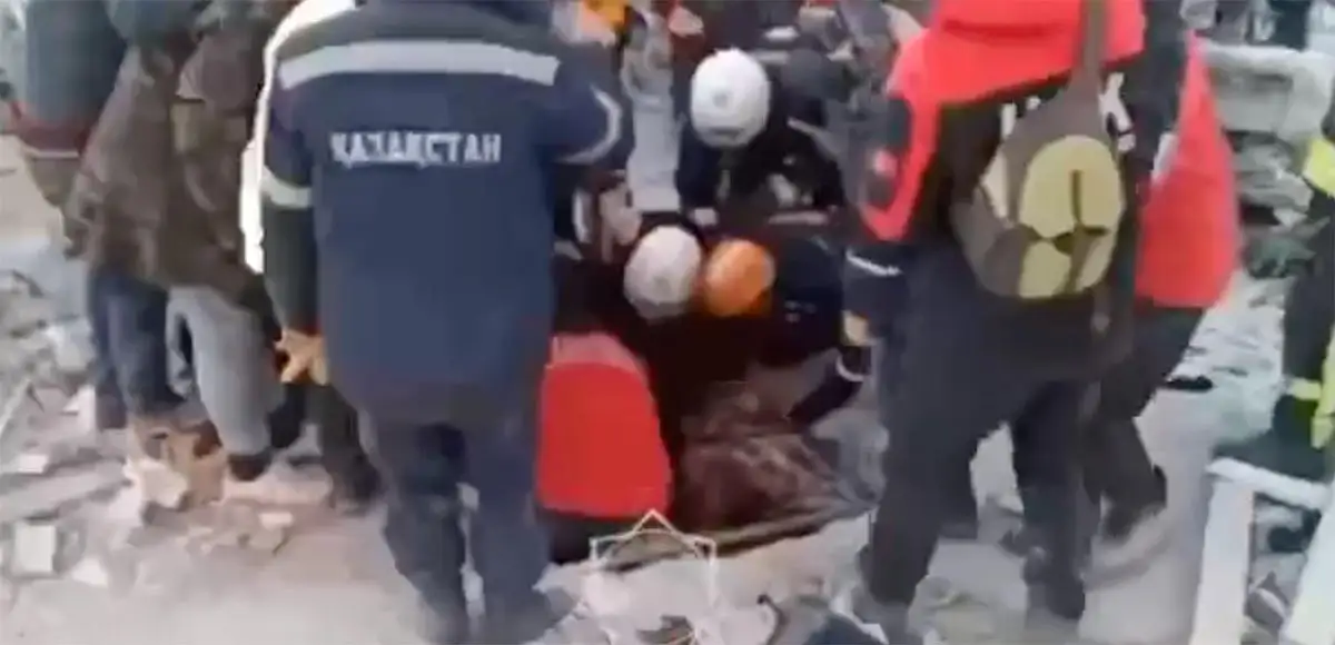 Спасатели МЧС Казахстана вытащили троих живых людей в Газиантепе - видео