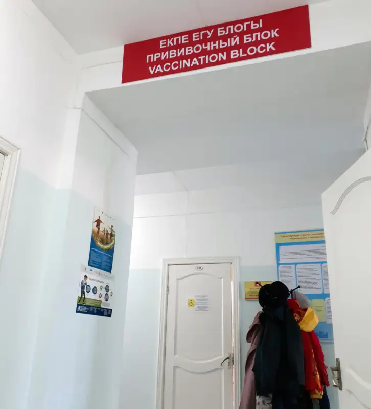 Мамин поручил расширить охват казахстанцев прививками от ковида