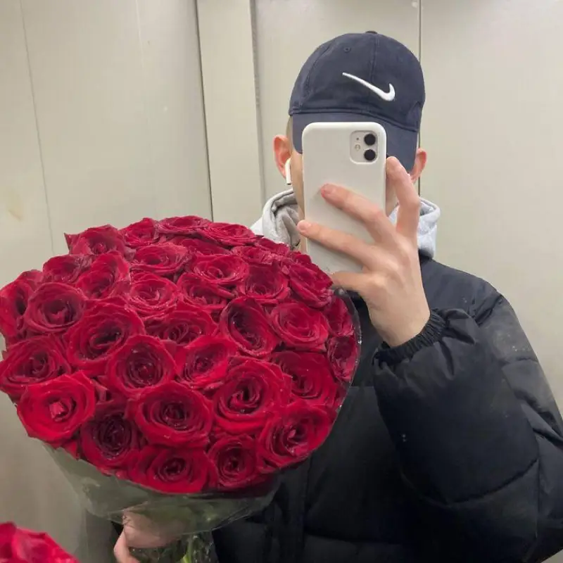 Астанчанин сэкономил на цветах для девушки и попал в неприятности