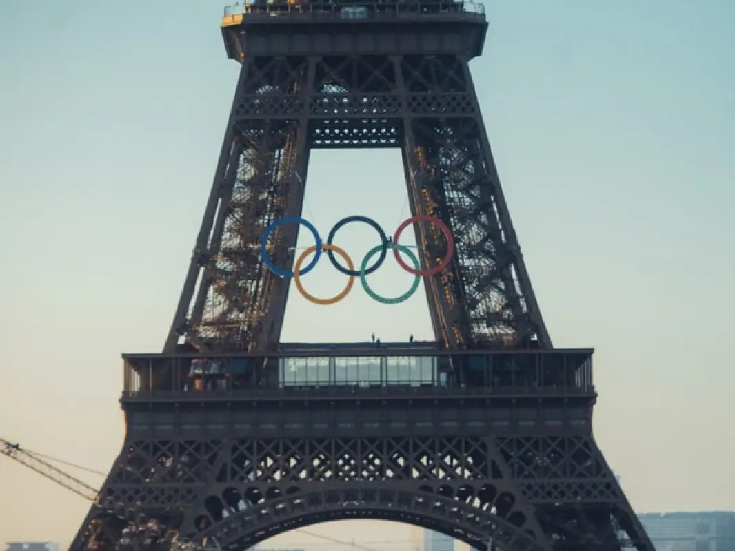 Как меняют цвета олимпийские кольца на Эйфелевой башне